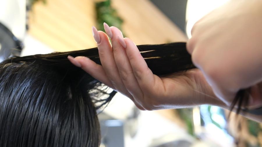 Šišanje vrhova kose u frizerskom salonu